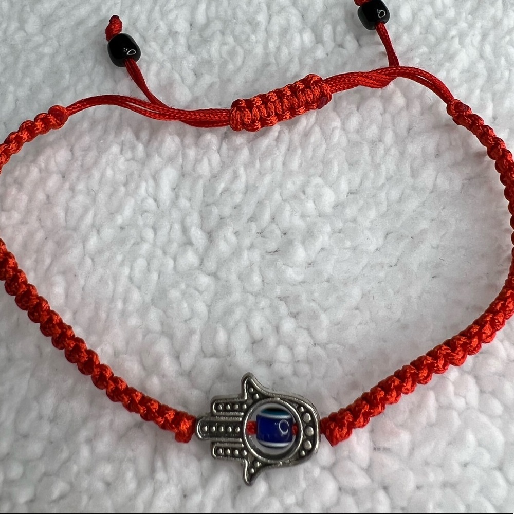 red string bracelet is new